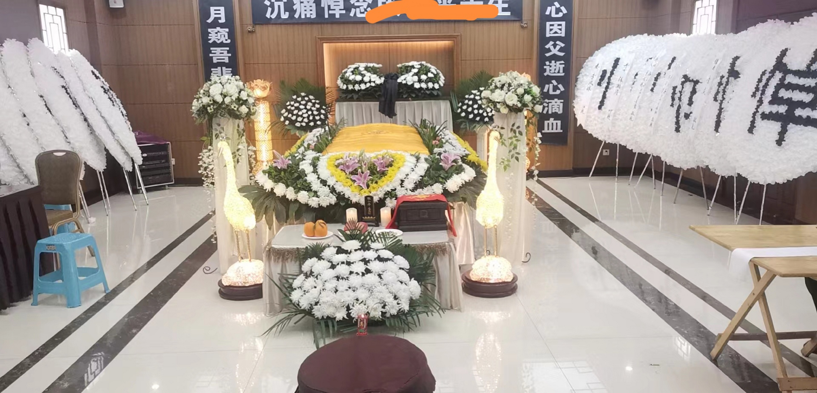 石桥铺殡仪馆鲜花布置灵堂.  守灵治丧!