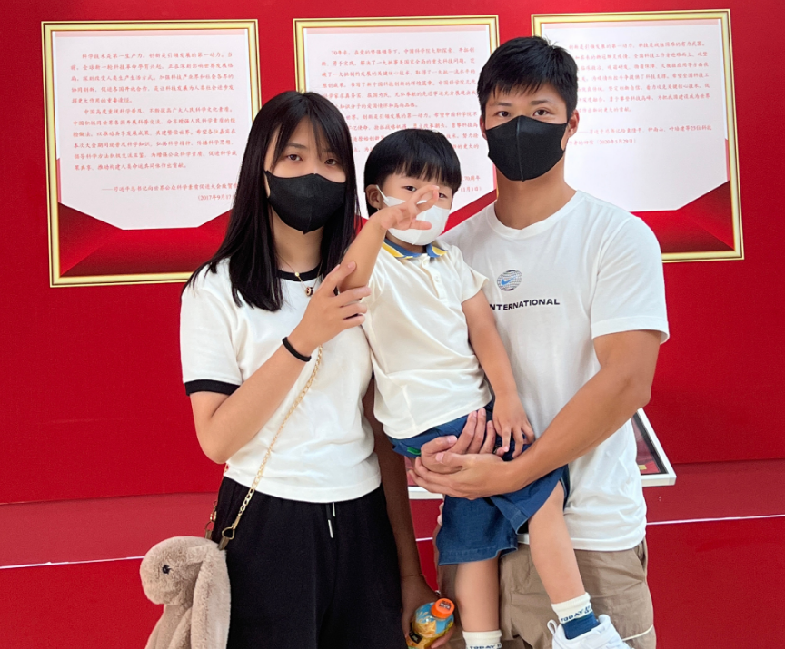苏炳添生日带妻儿游玩,晒全家福,14岁师弟后来居上,有接班潜质