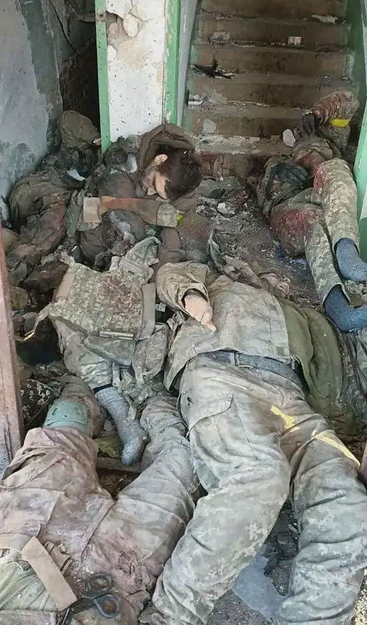 乌军在苏勒达尔遗尸遍地,很多地方尸体落尸体,小城成了人间炼狱.