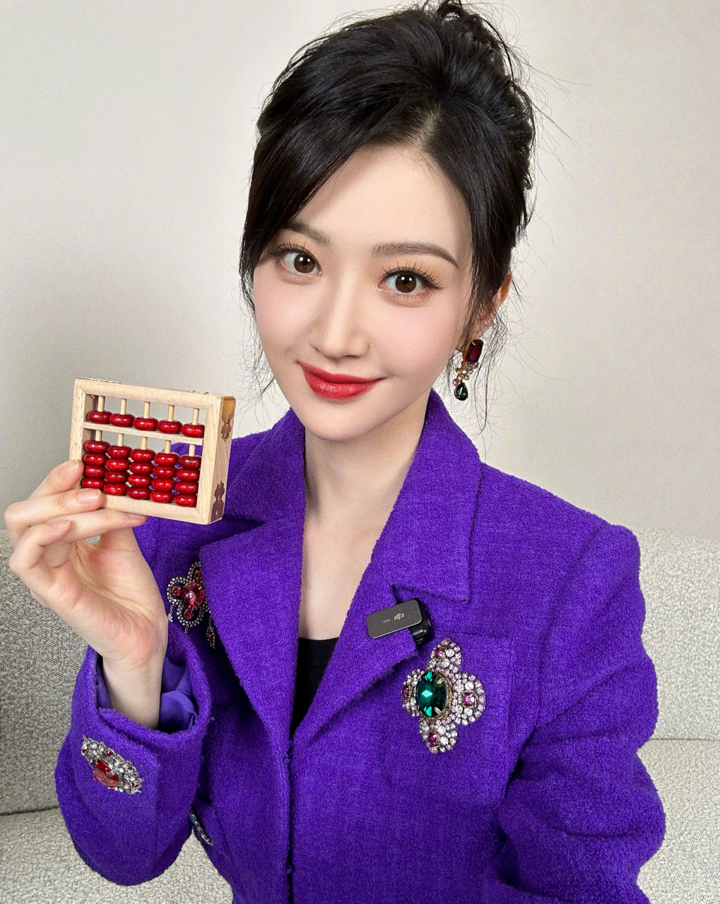 景甜真美,身穿紫色套装,精致时尚,又美又酷!