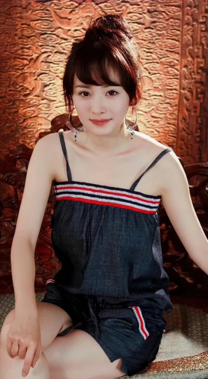 杨幂宫时期的旧图  以前的眼神温柔,性格也是北京大妞直爽性格,现在
