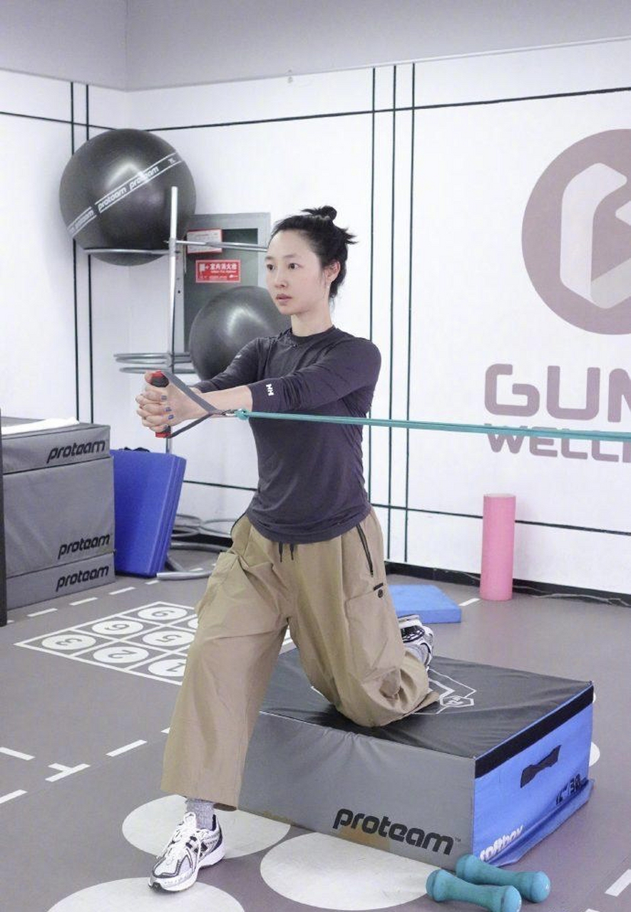 女明星都好自律,白百何连续三天晒健身照,单臂举哑铃好厉害