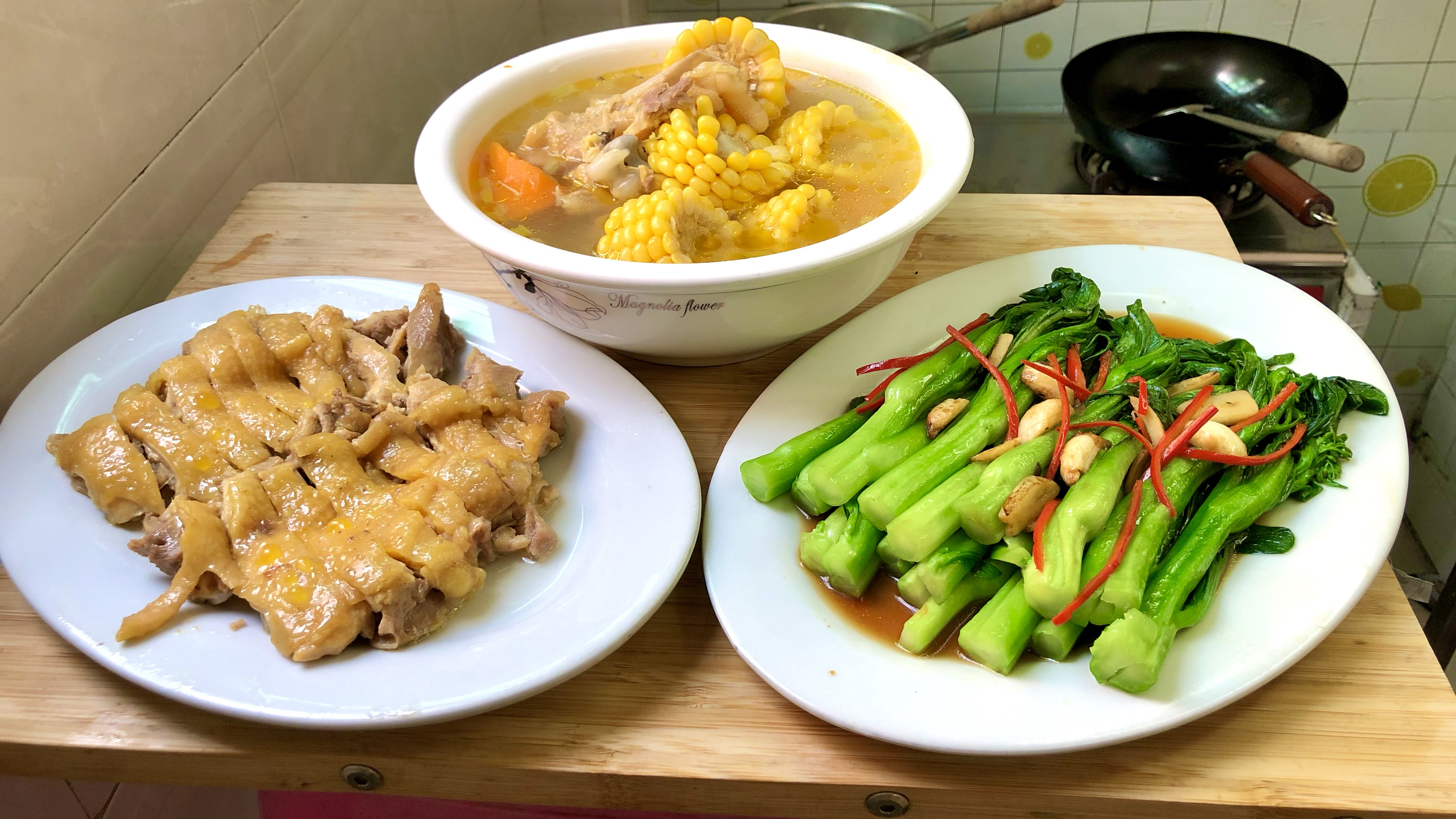 广东人家常便饭:盐焗鸡肉,白灼菜心,玉米胡萝卜汤