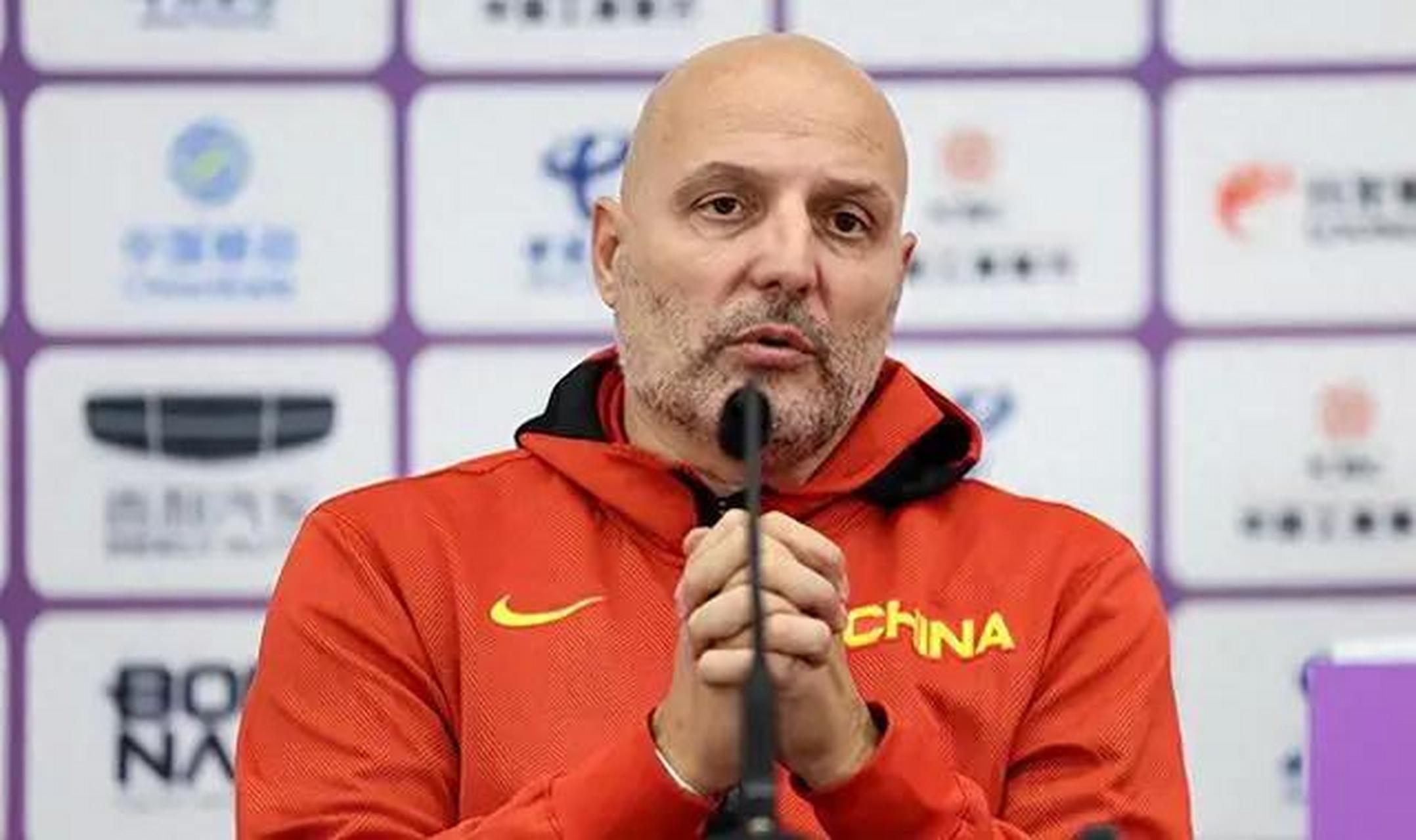 去年世界杯中国男篮无缘奥运会,主教练乔尔杰维奇饱受争议.