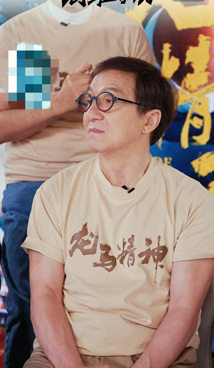 虽然成龙的精神状态还不错,手臂肌肉很结实噢!