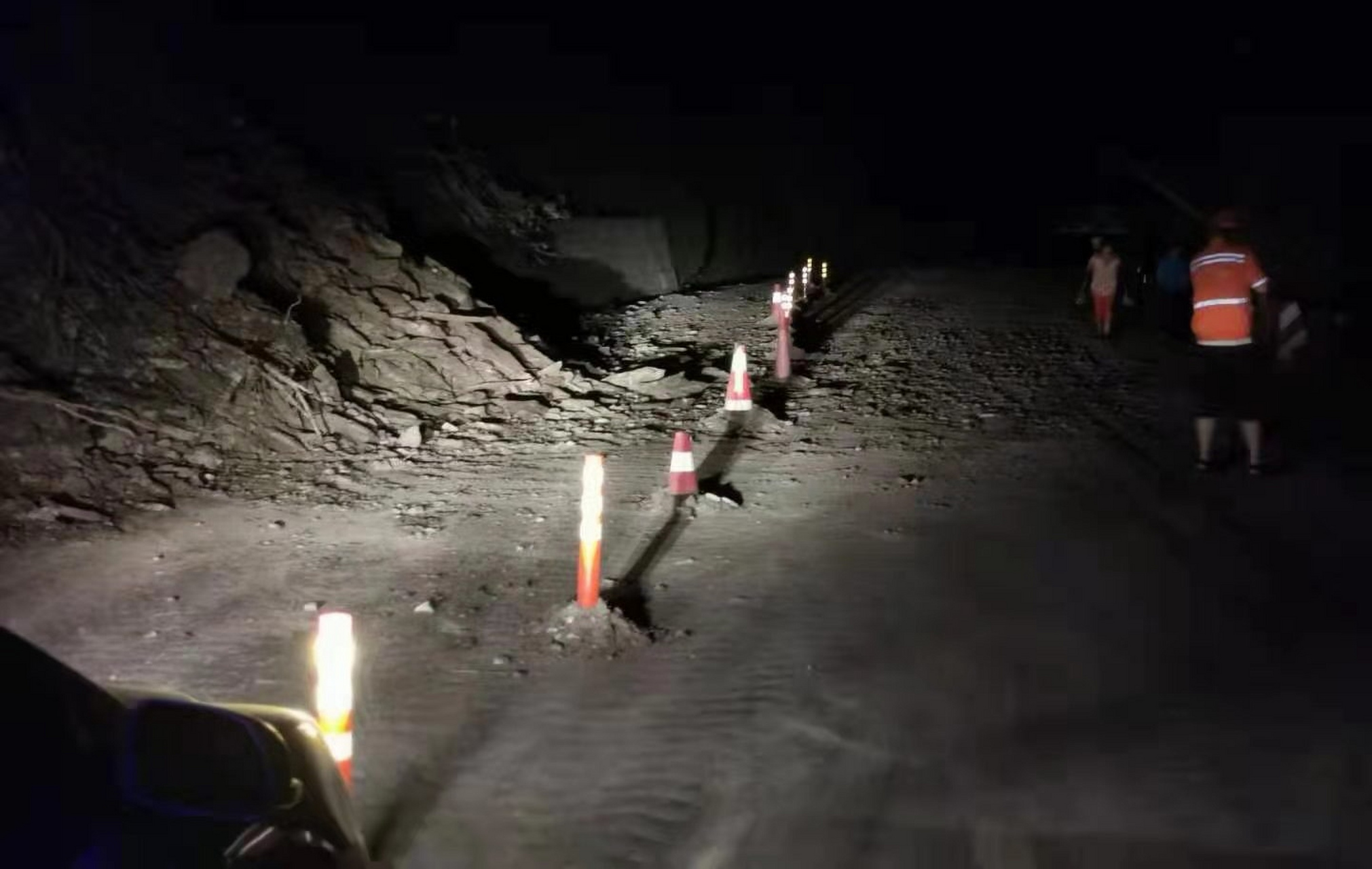 国道316凤县酒奠梁塌方段己抢通】7月18日下午5点50分,g316k2249 900