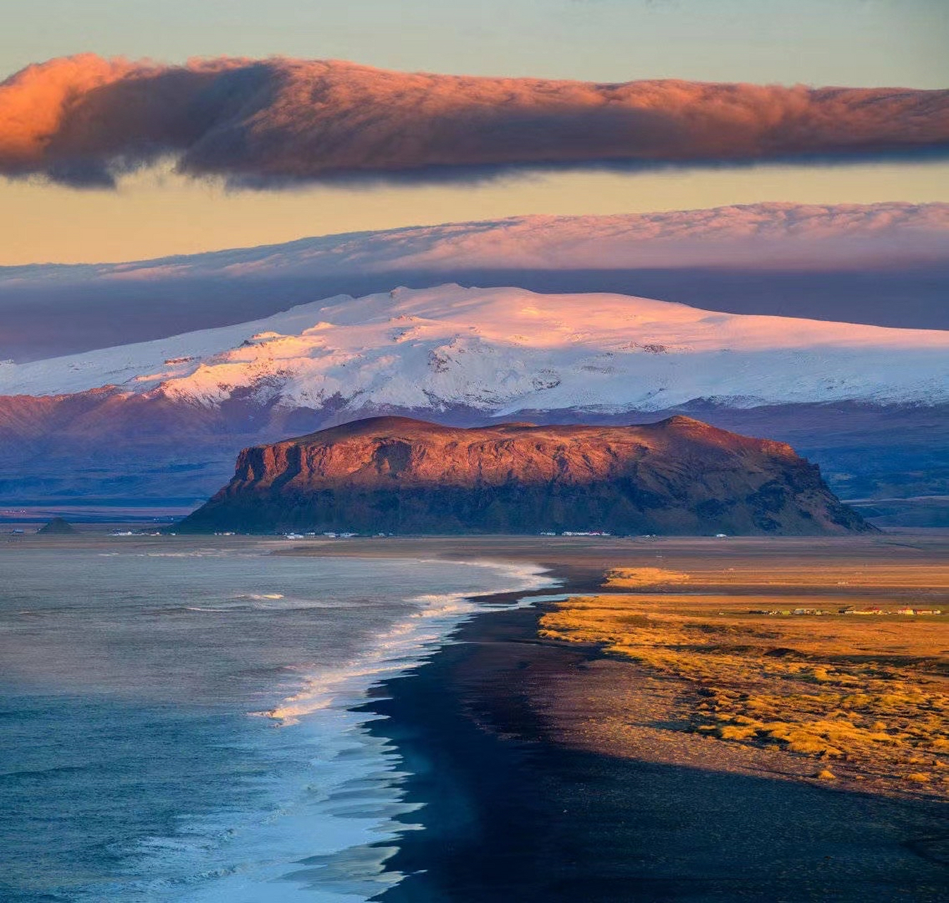 冬季的挪威罗弗敦和冰岛并不冷,它们被北大西洋暖流环绕.