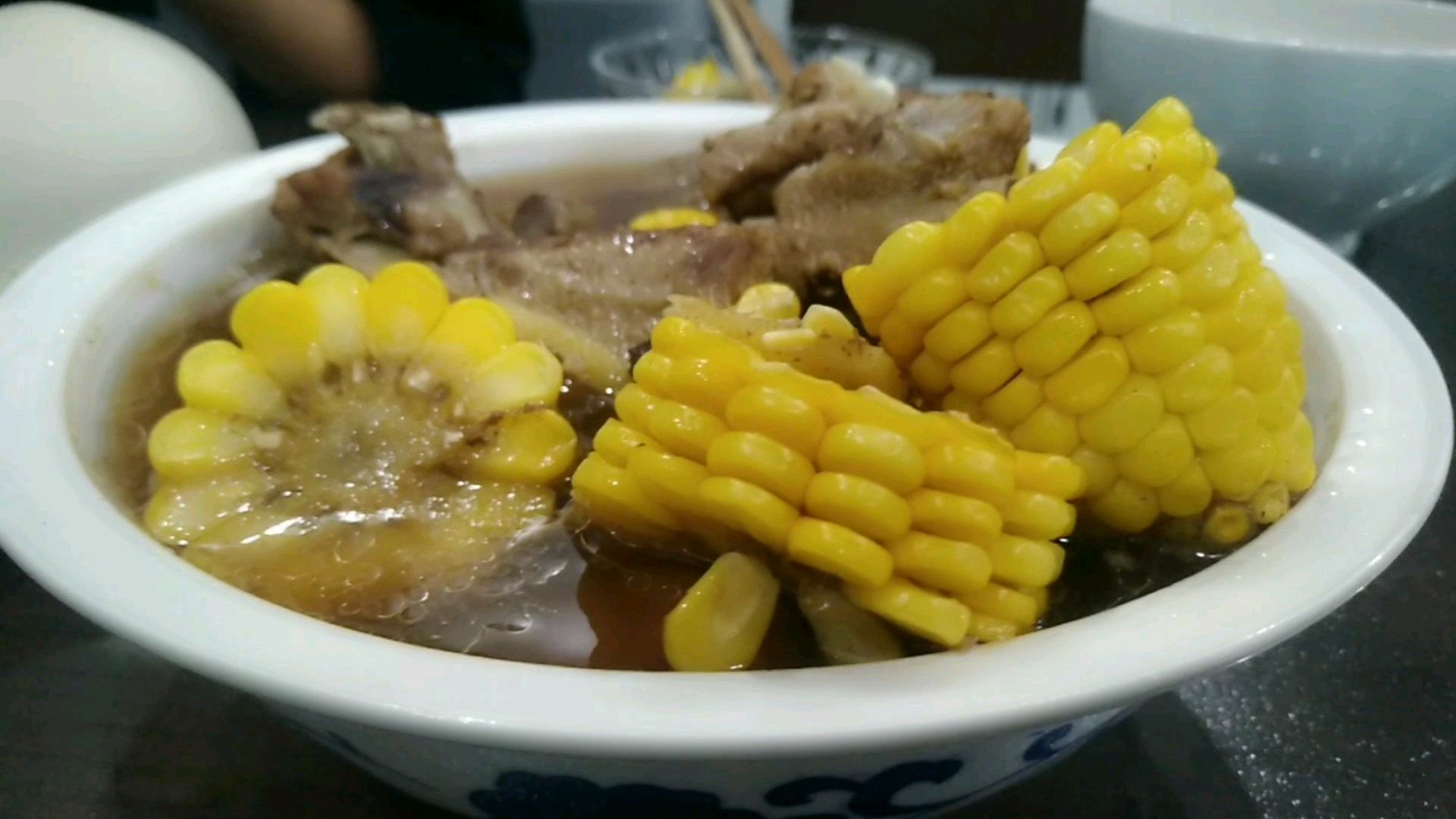小伙儿在家给孩子炖的砂锅排骨还真是那么回事儿,吃撑了都