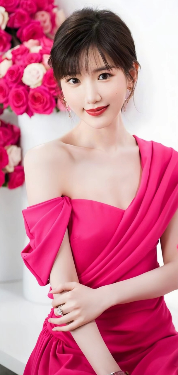 毛晓彤现在把自己的重点放在事业上,对于其他事都会先放一放,根本没有