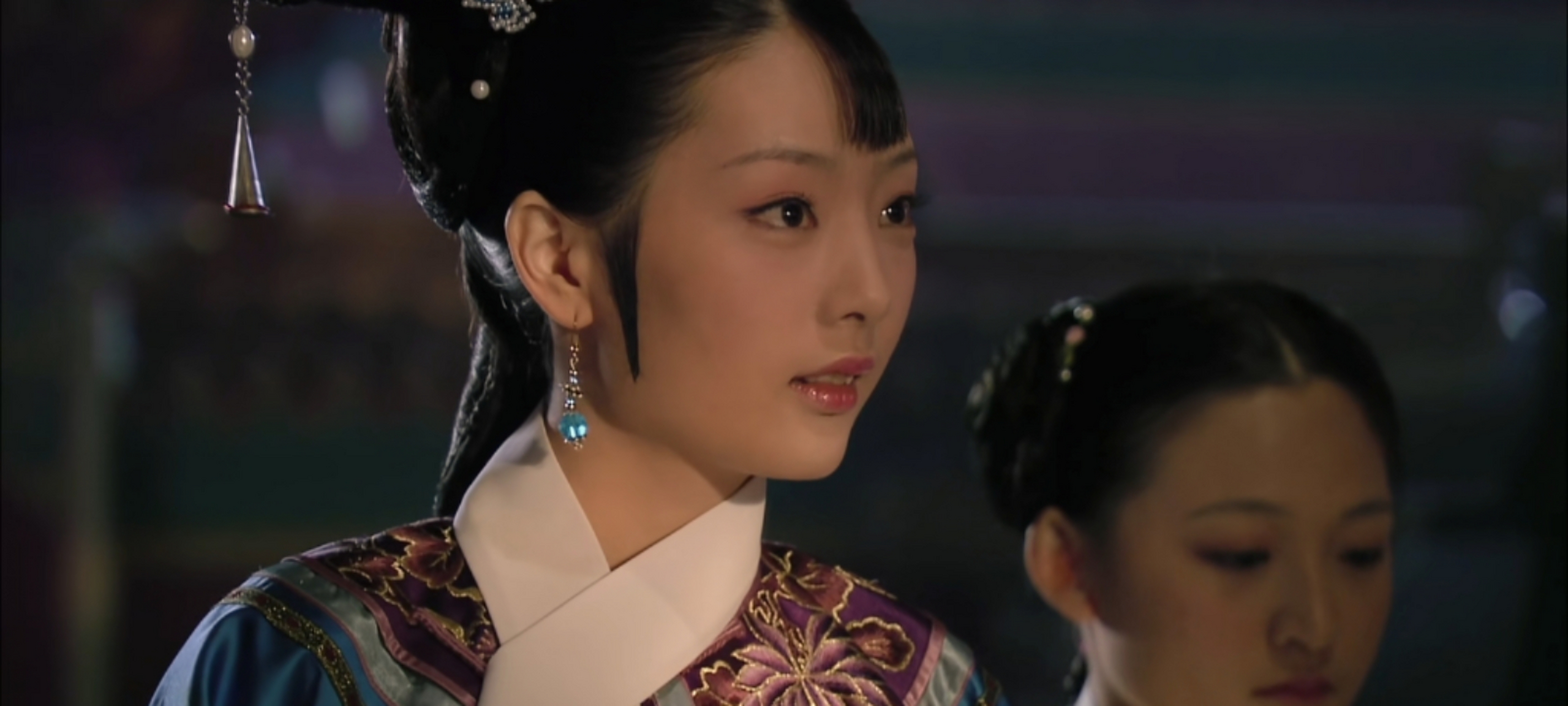 《甄嬛传》中,余答应假冒除夕夜与去梅园祈福之人,借此成功被皇上宠幸