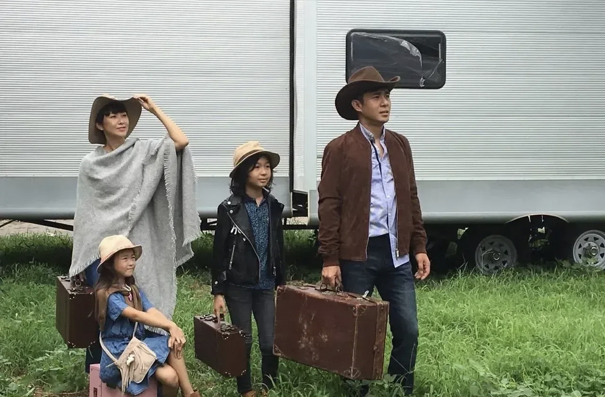 著名演员贾一平与老婆董晓燕,儿子女儿一家四口的幸福合影,儿子居然留