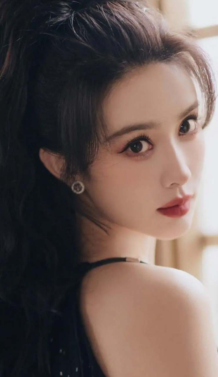 孟子义一袭黑色深v高开叉长裙,搭配大波浪卷发,妖娆妩媚,性感温柔