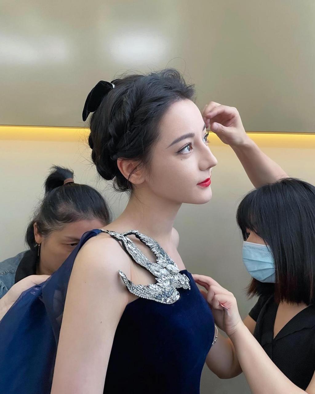 迪丽热巴无愧纯天然美女,五官精致,面容清秀,360度无死角,有种独特的