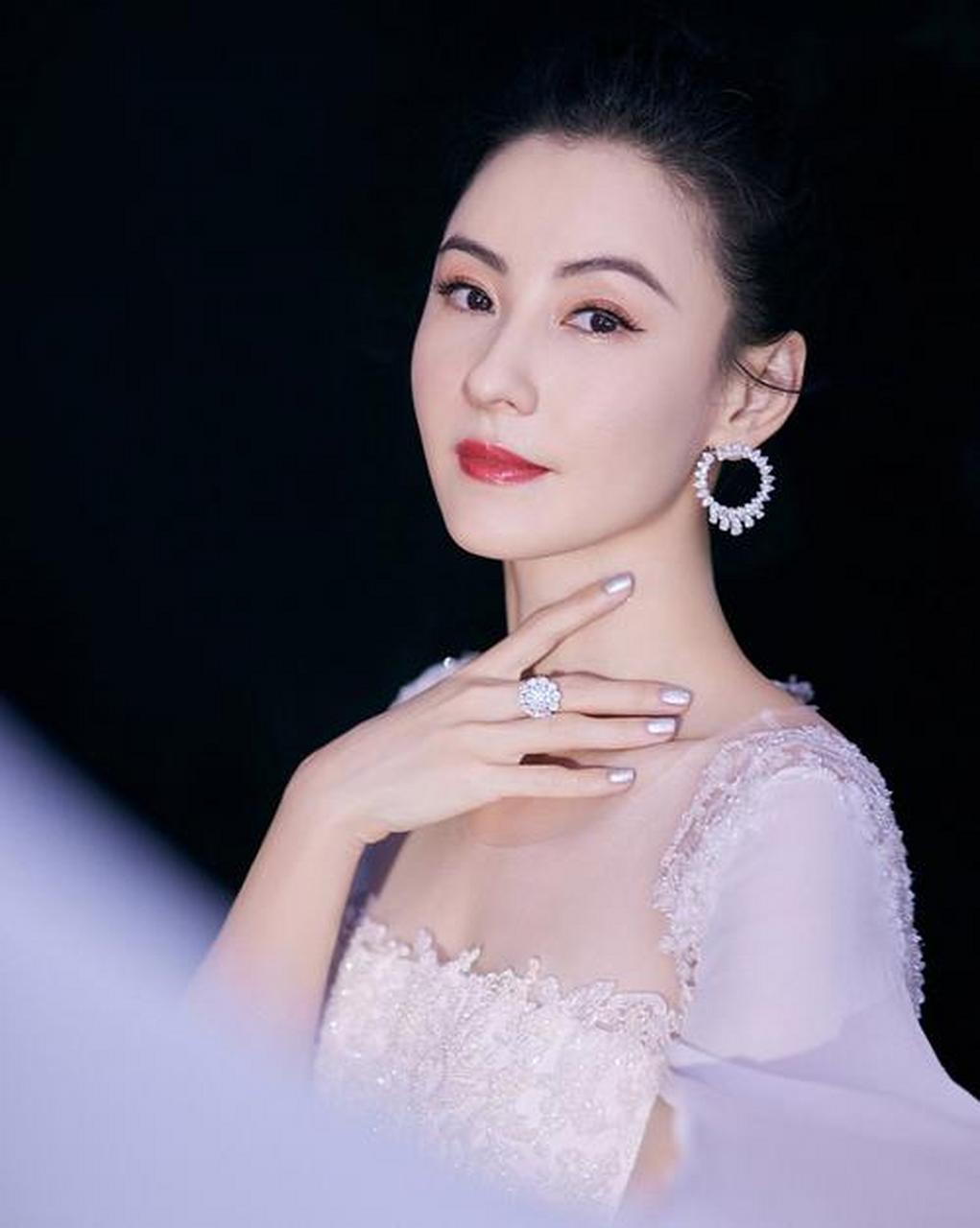 网传谢贤带孙子去做亲子鉴定,张柏芝不满,因为她在和谢霆峰结婚之前和