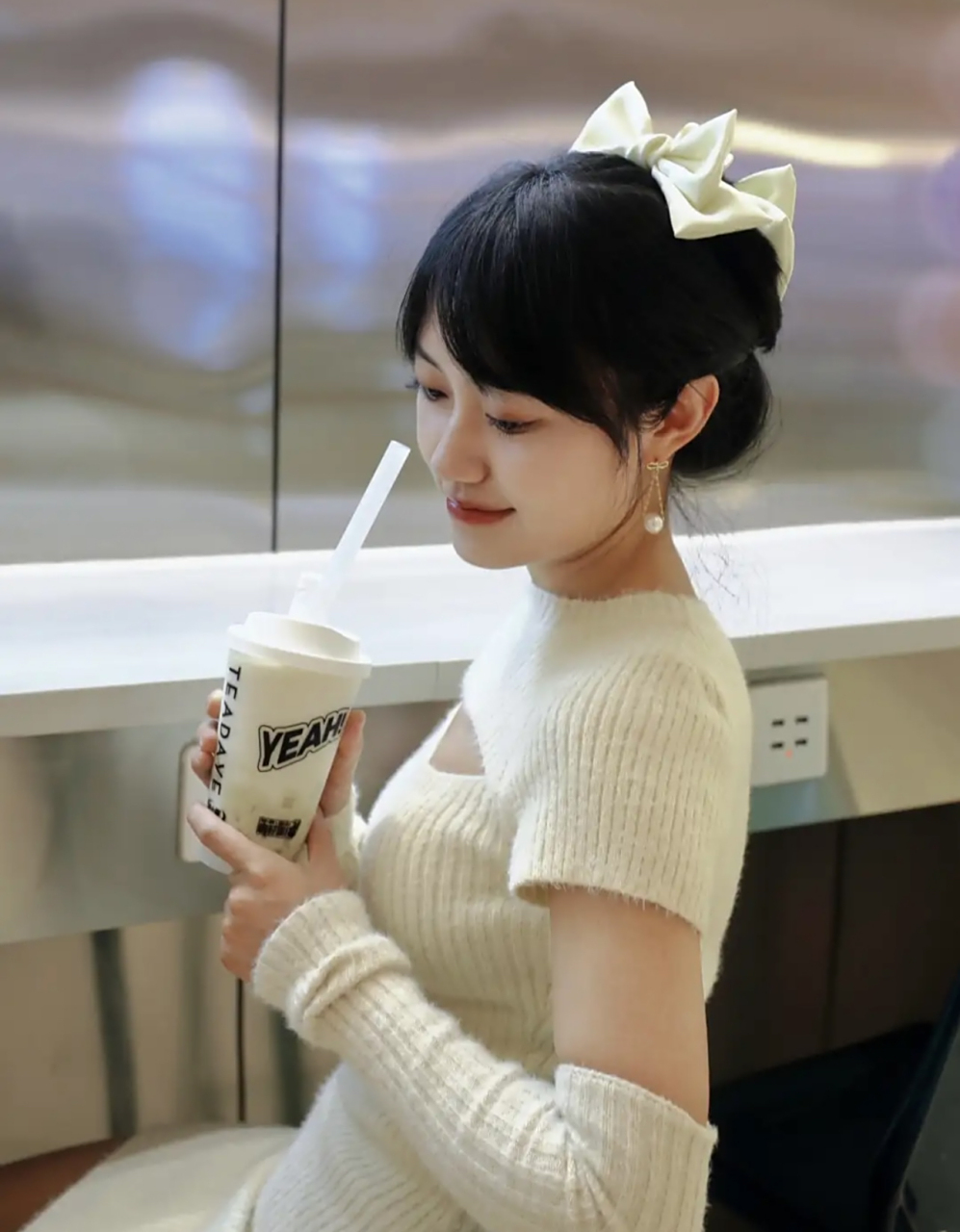 奶茶店里的连衣包臀裙气质美女服务员