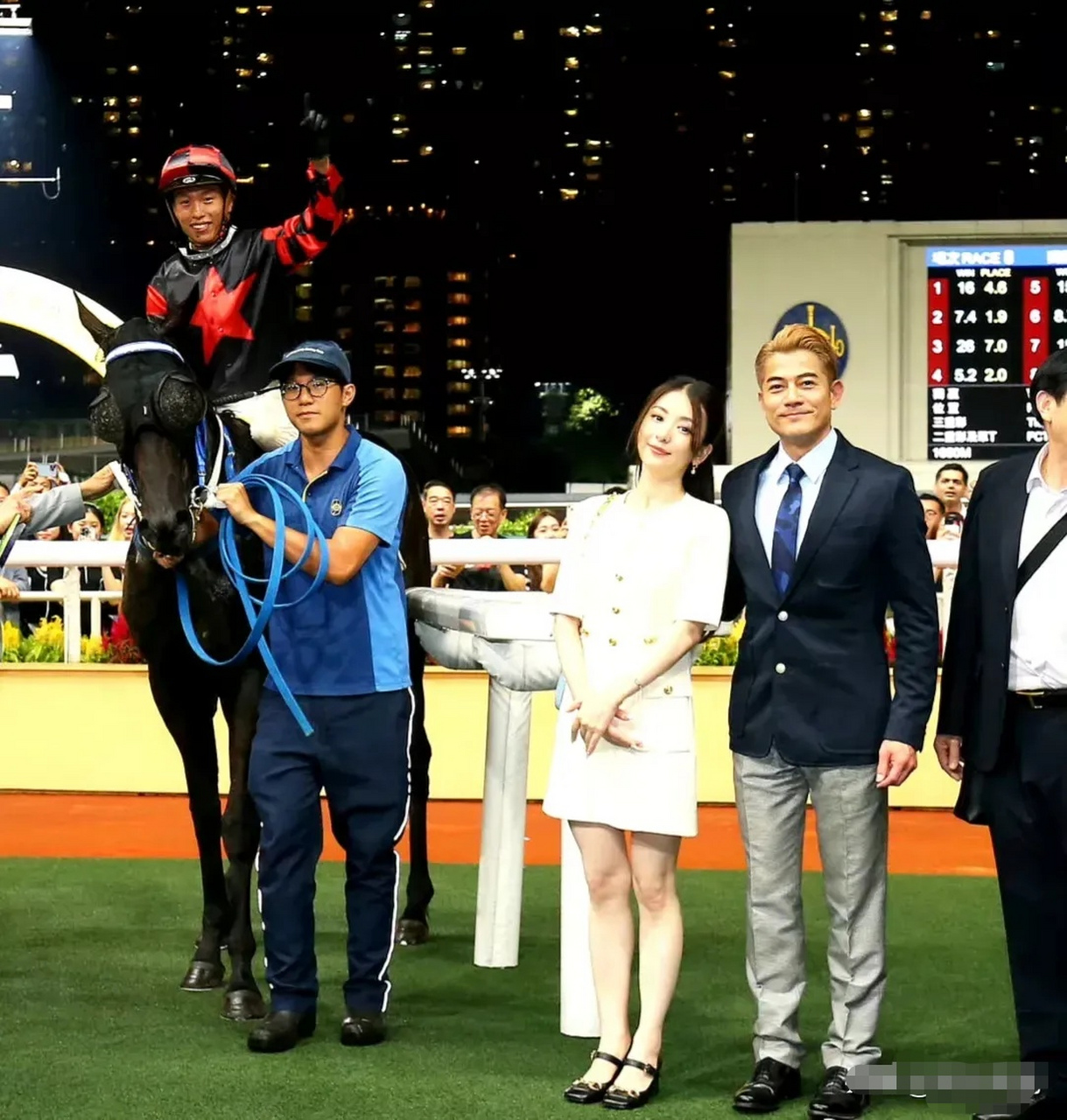 郭富城才171,发型增高到175吧,方媛穿高跟还比他矮半头.