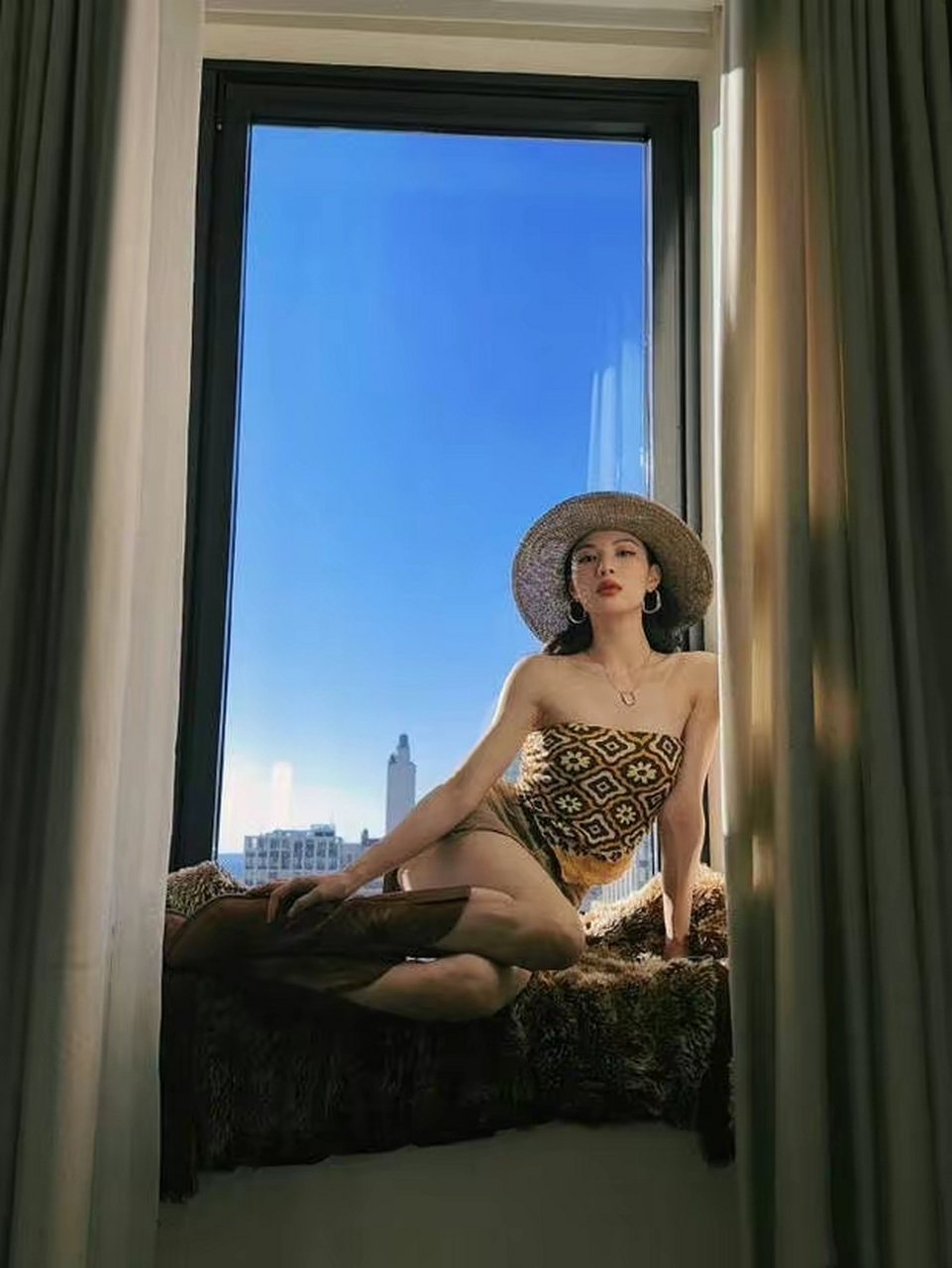 娱乐八卦一起聊# 钟楚曦恋情曝光后晒美照 牛仔风打扮显高挑好身材