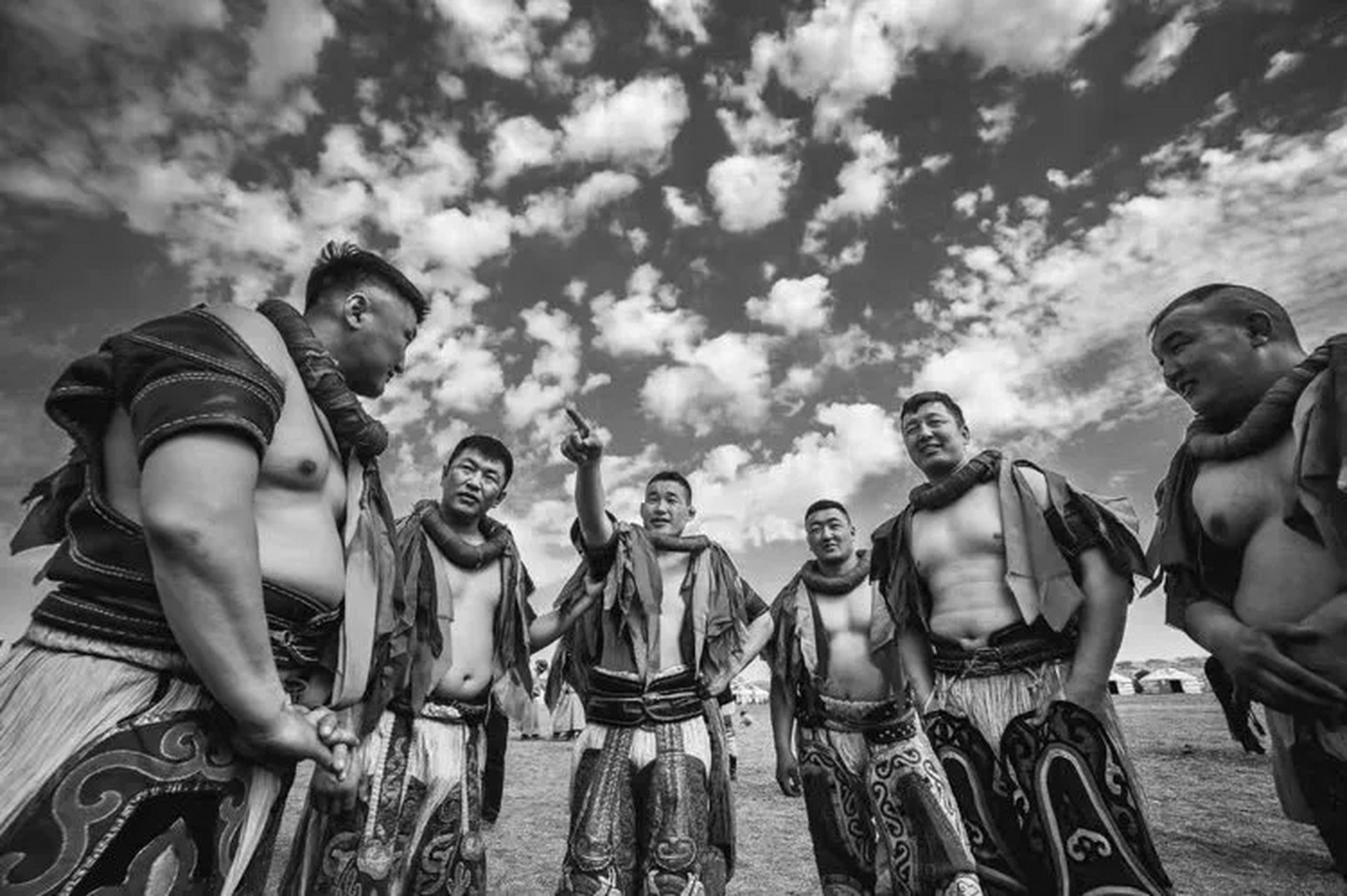 蒙古族摔跤(搏克),摔跤分组进行,结束后有颁奖仪式,4月28日在内蒙古