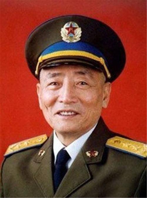 军区代司令员刘存智在饭店遭遇黑道让其让座,将军说:靠近对我说