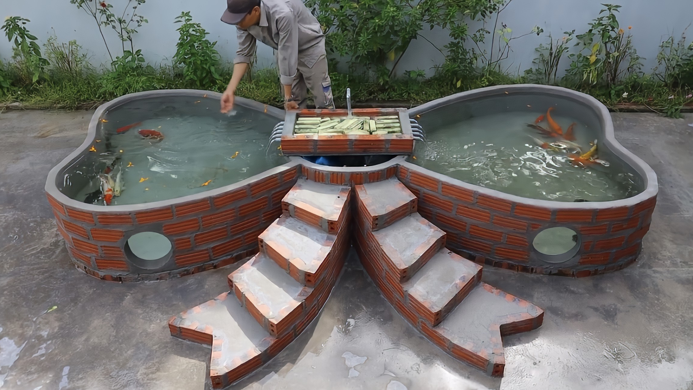 小伙纯手工砌建的这座鱼池,外观设计独特,观赏价值高