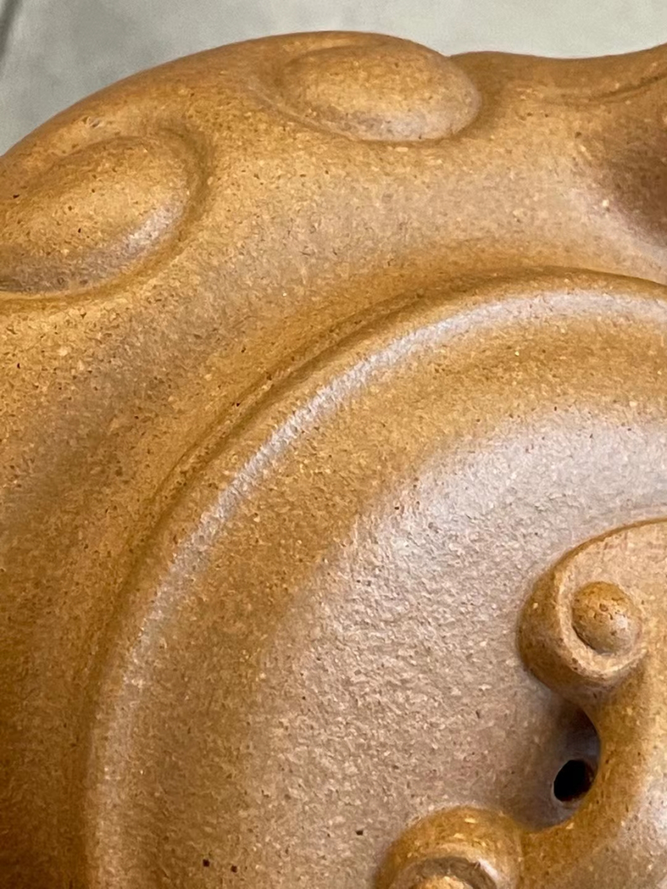 仿古如意,黄金段 仿古如意,黄金段壶钮为如意形桥梁式,平缓舒展合体