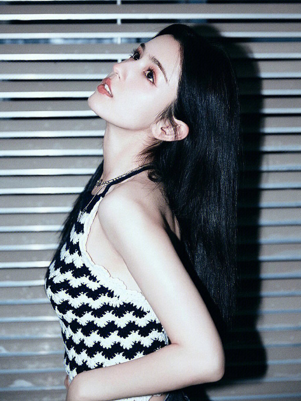 哈尼克孜真的是美得倾国倾城呀,黑白的条纹露脐装搭配牛仔裤,大秀