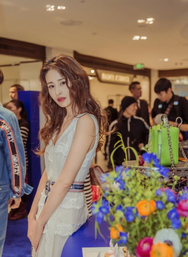 颖儿终于凹对发型,烫"羊毛卷"配蕾丝裙美翻了,发型很重要!