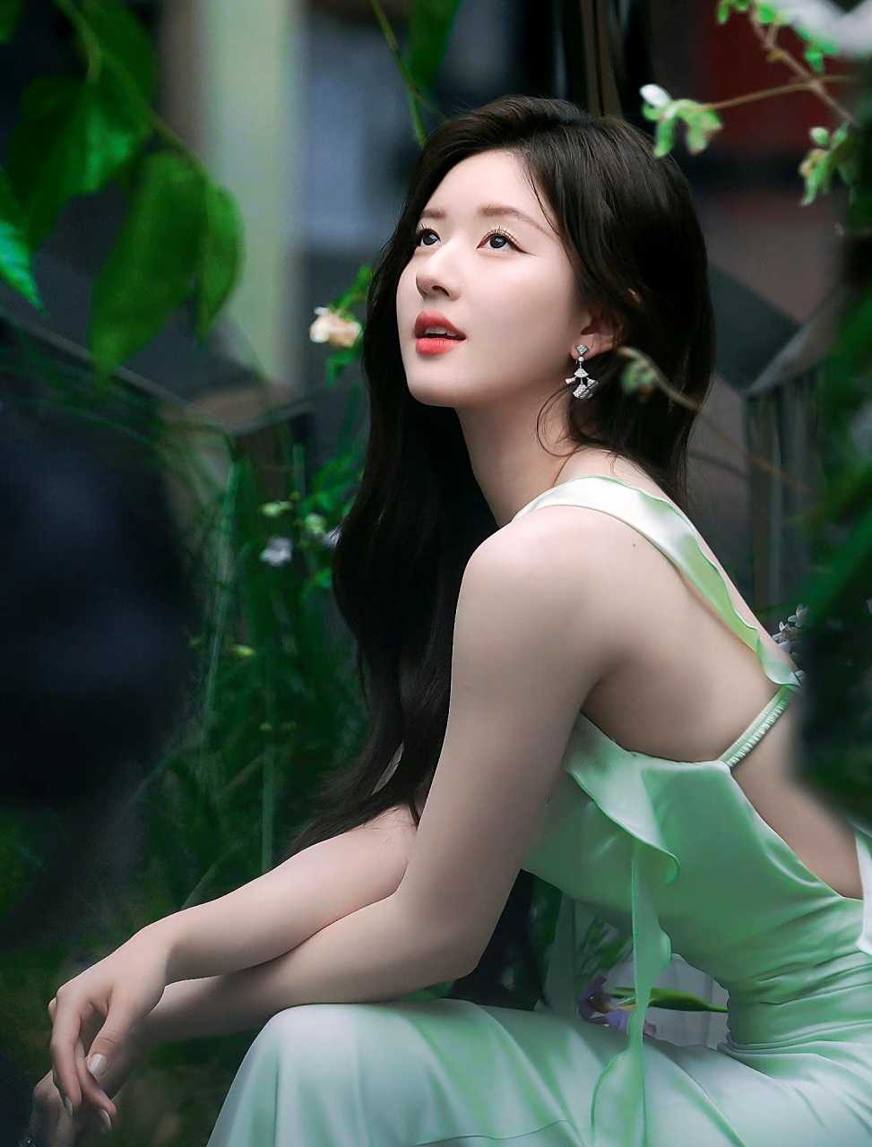 赵露思今日活动造型,薄荷绿吊带长裙勾勒好身材,夏日里的一抹清新