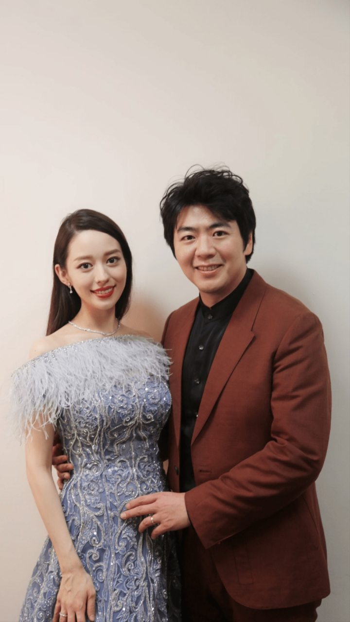 据消息,2006年郎朗通过香港优才计划入籍中国香港,为了方便演出又可以