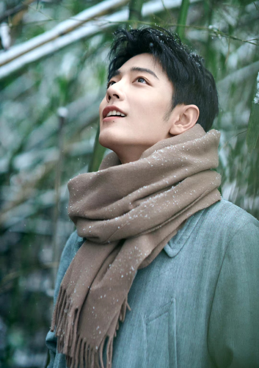 身为重庆人的肖战来到西安吃美食,直接辣的冒汗,还说自己吃不了辣