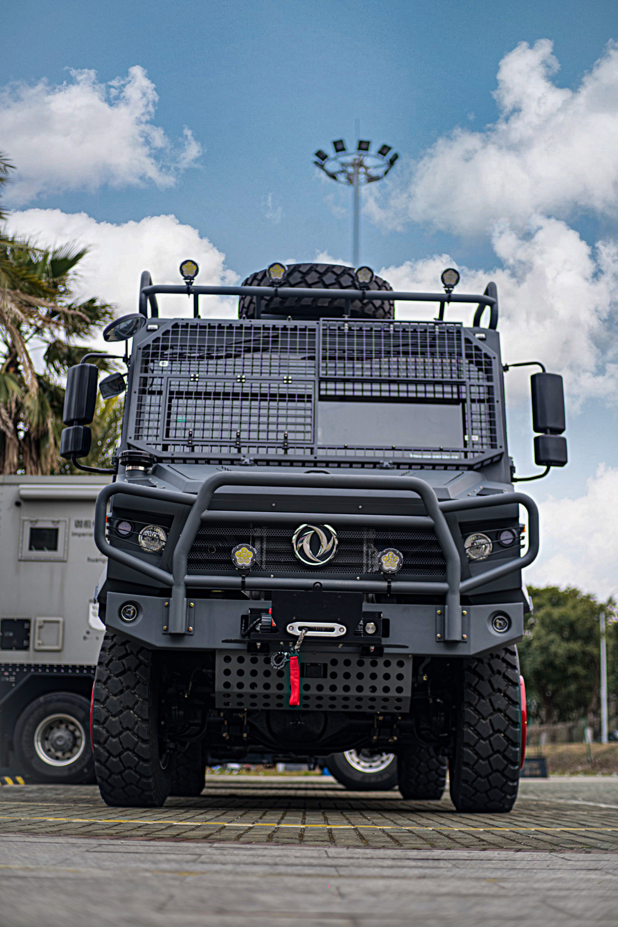 新重汽曼恩拓东风猛士甲越野房车,四驱三把锁带自动充放气!