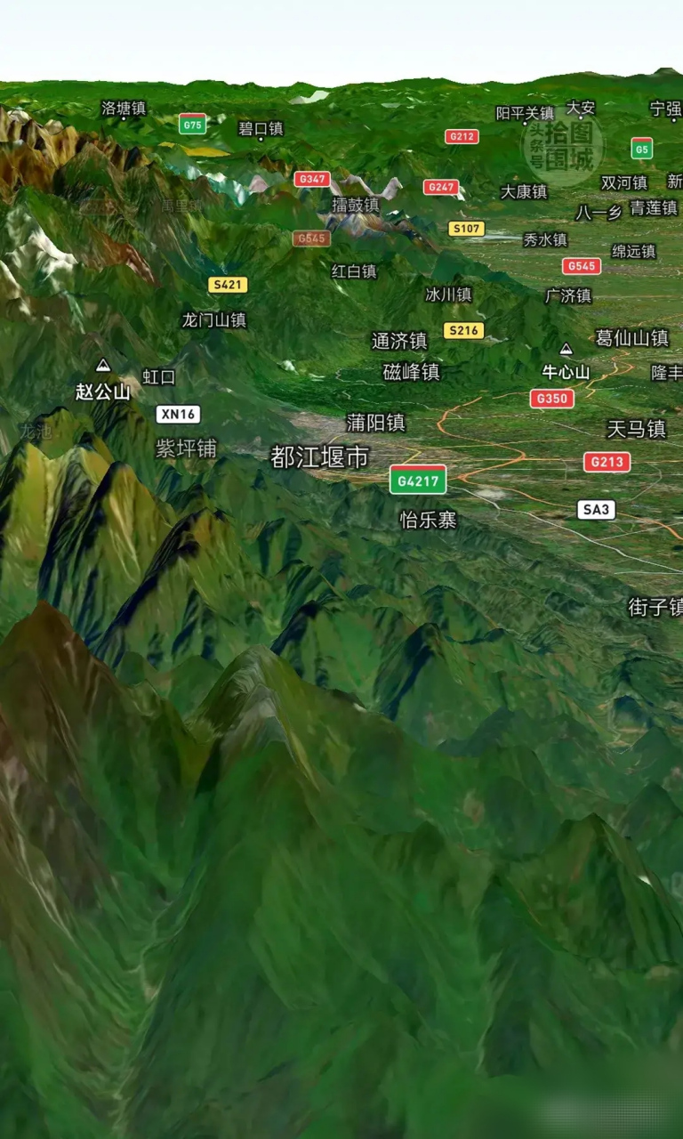 从川西高原山脉上看成都平原及周边,巍峨壮阔,有别于平面地图,以成都