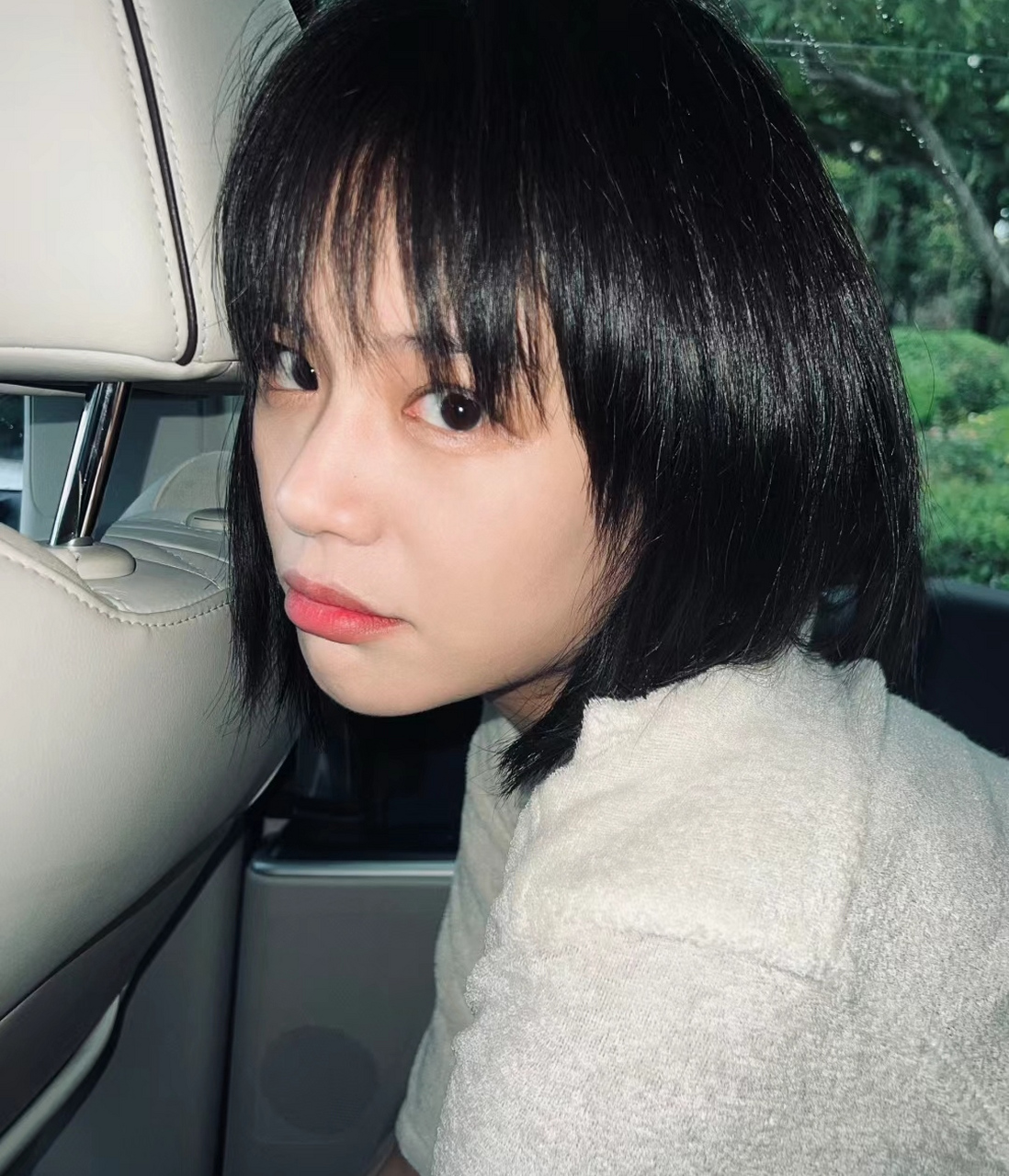 马思纯坐车里怼脸拍,齐刘海短发清新减龄,她淡妆出镜特别活泼,笑起来