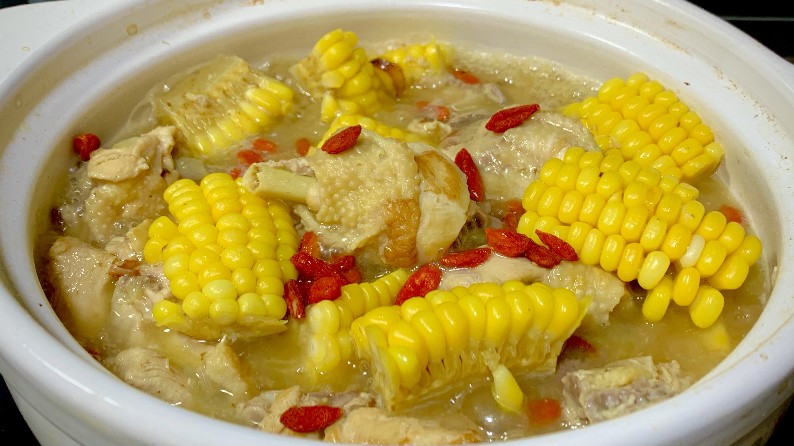 玉米炖鸡汤时，切记不要焯水，教你一招，汤甜肉香，营养又好喝