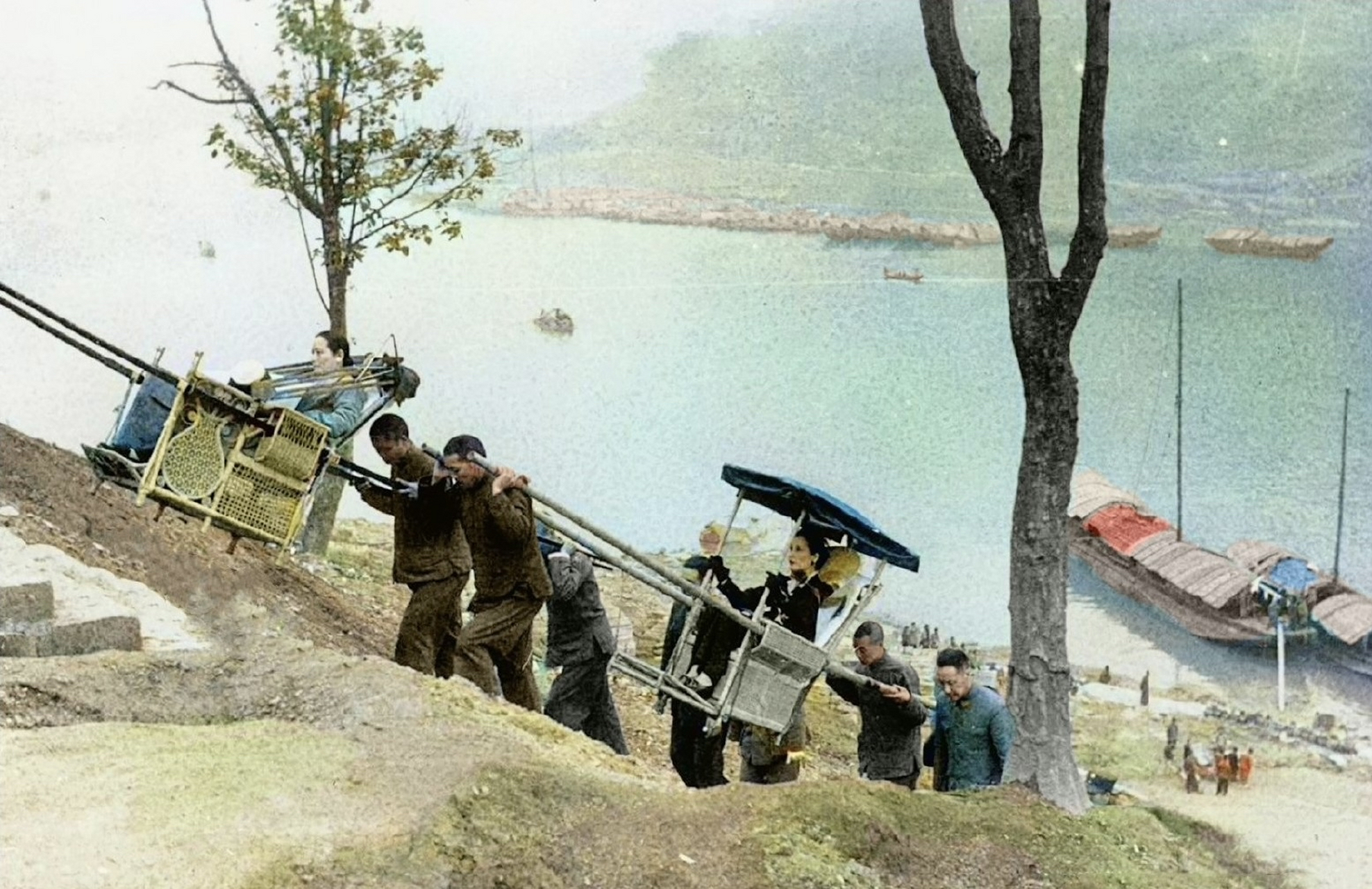 宋美龄(后座椅)带着姐姐抵达陪都重庆,她们都是坐滑竿被抬进"山城"的