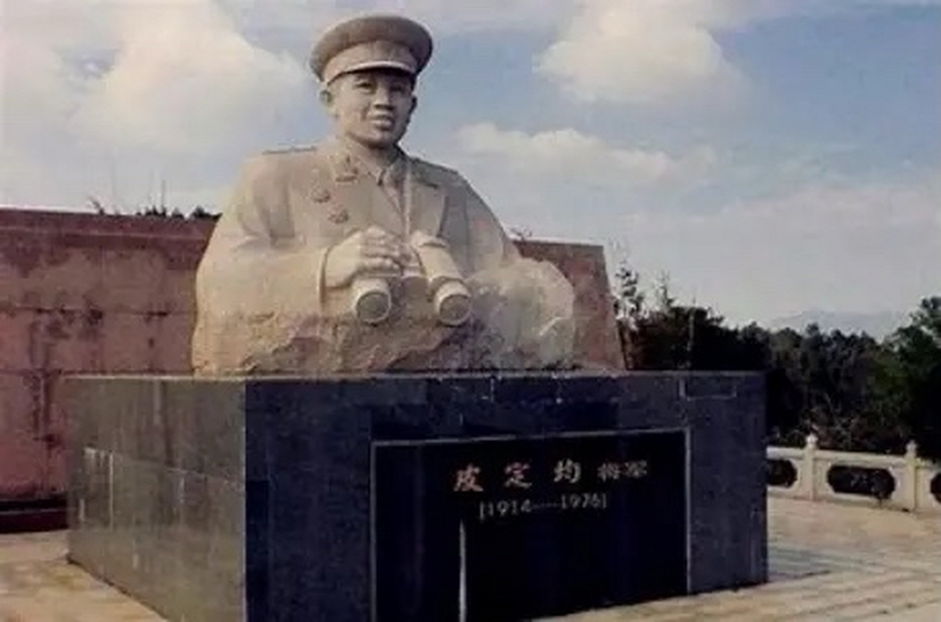 1969年,兰州军区司令皮定钧在外视察,路过一村庄时,发现几个十几岁