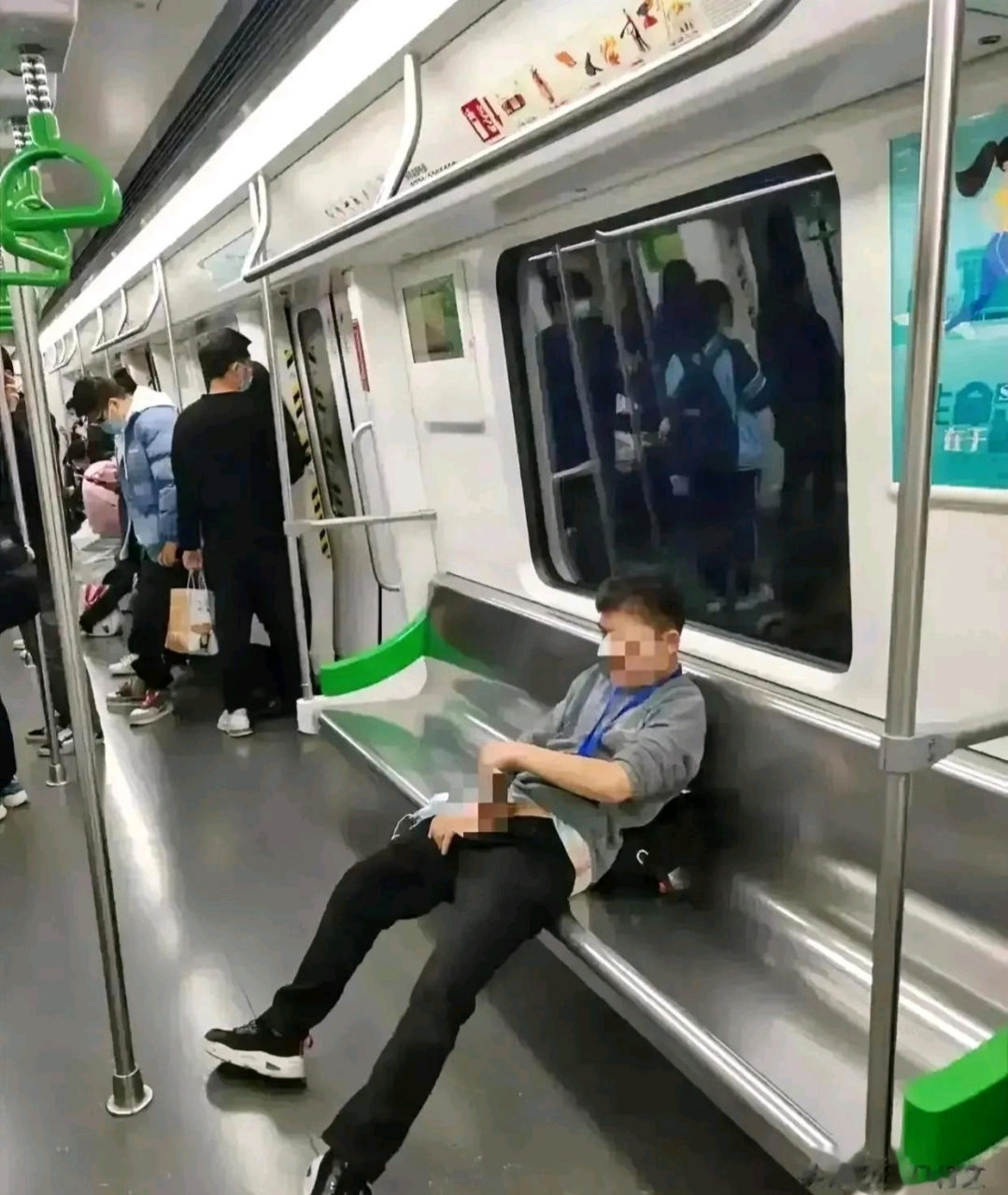 看着挺正常一个人,在地铁里怎么会这样,真想找几个男士把他围起来
