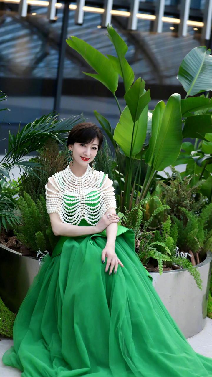 赵雅芝精修美图,修的一点年龄感都看不出来  #百度仲夏打卡挑战赛