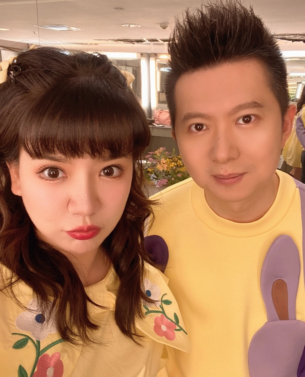 主持人红果果绿泡泡同台主持六一节目,两口子二胎都生了,还是哥哥姐姐