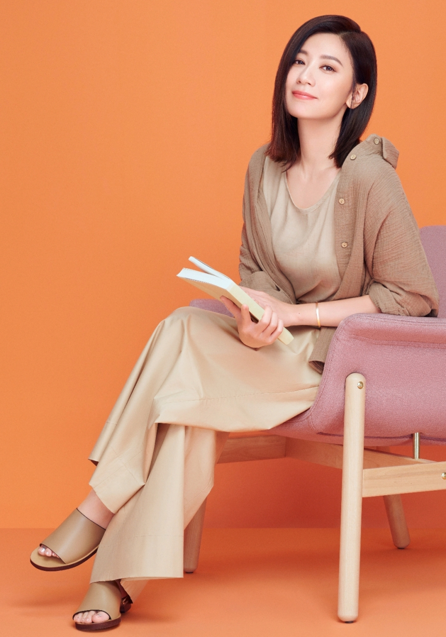 贾静雯一身素色休闲穿搭,简约大气,优雅知性,举手投足间尽显成熟女性