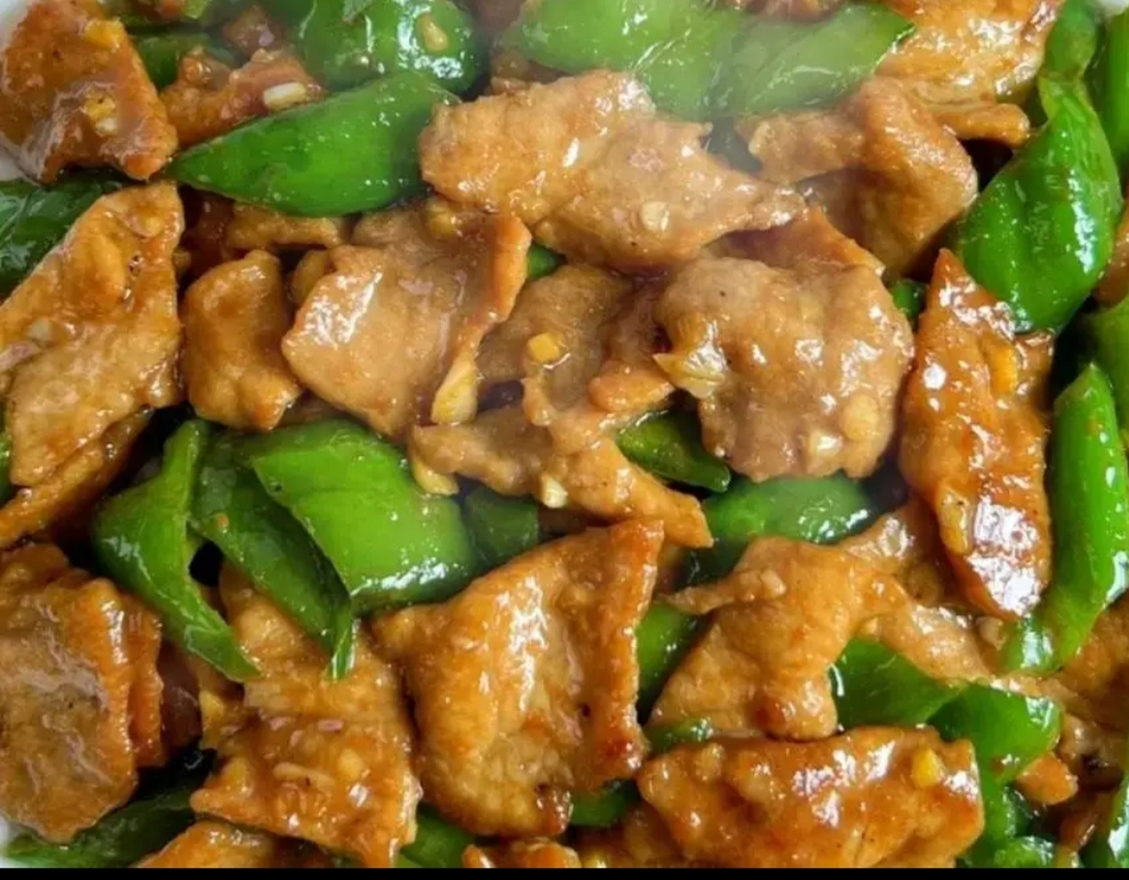 我的美食分享#  青椒炒肉片  食材:青椒,瘦肉,蒜末,白胡椒粉.