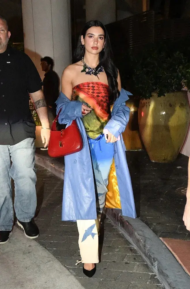 啪姐dualipa近日迈阿密外出街拍,秀出性感香肩