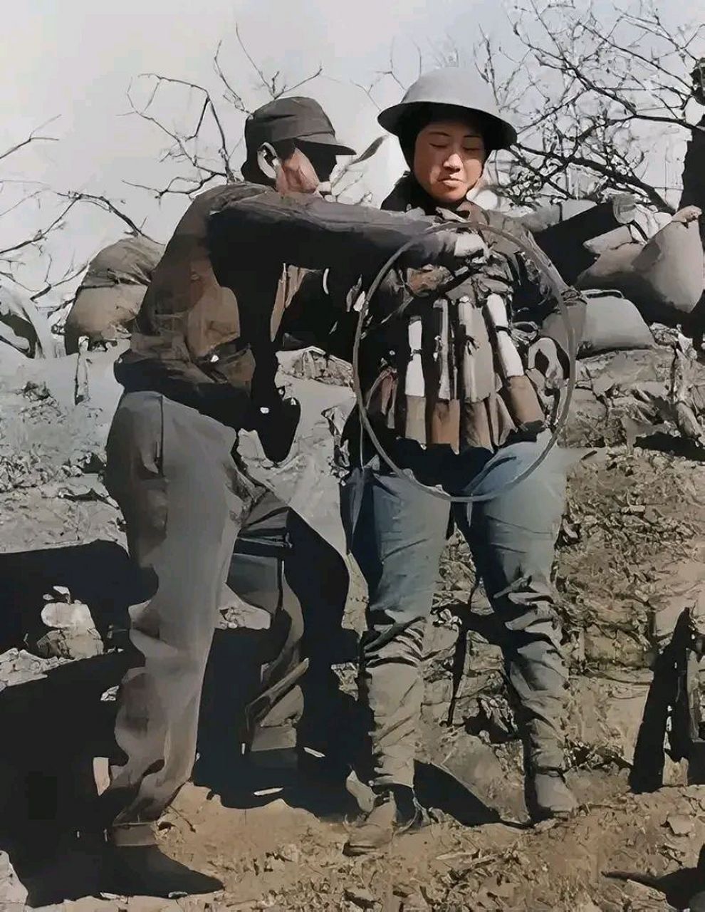 1938年,台儿庄战役中,浑身绑满了手榴弹的女敢死队员.