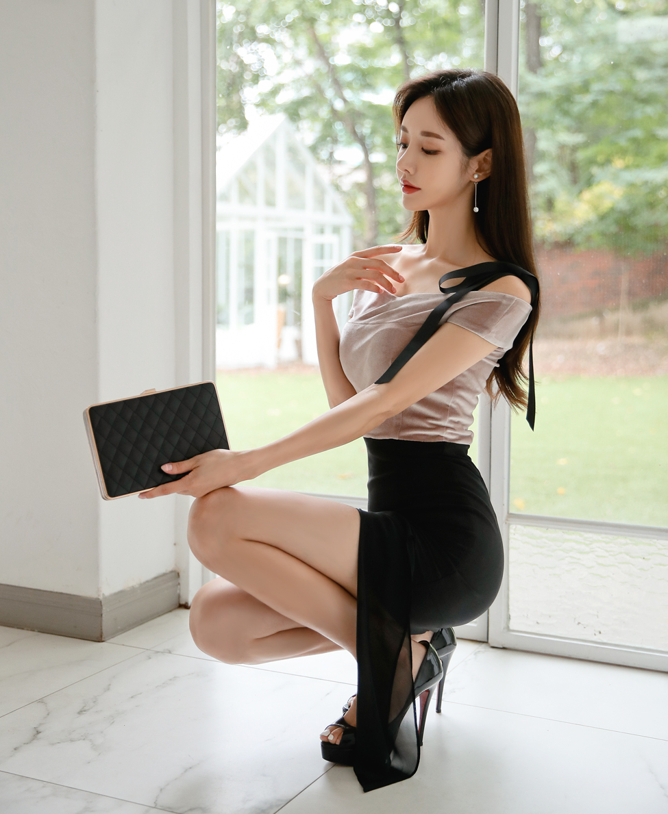 孙允珠韩国女神,性感露肩上衣搭配超短包臀裙,妩媚动人