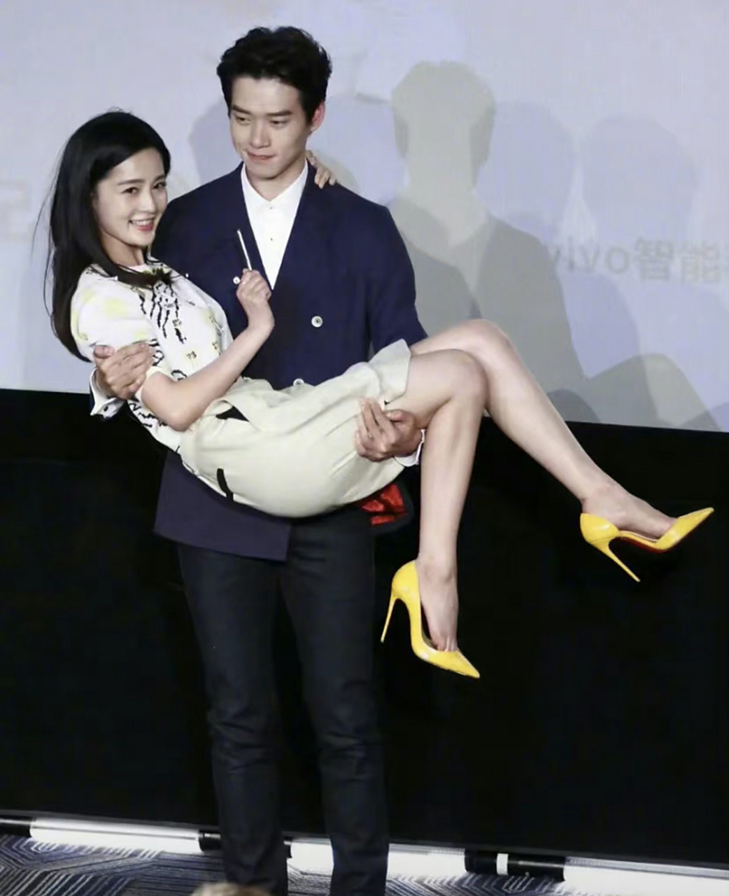 魏大勋,杨洋跟李沁的渊源好深啊,杨洋李沁是彼此的初恋,曾获荧幕最佳