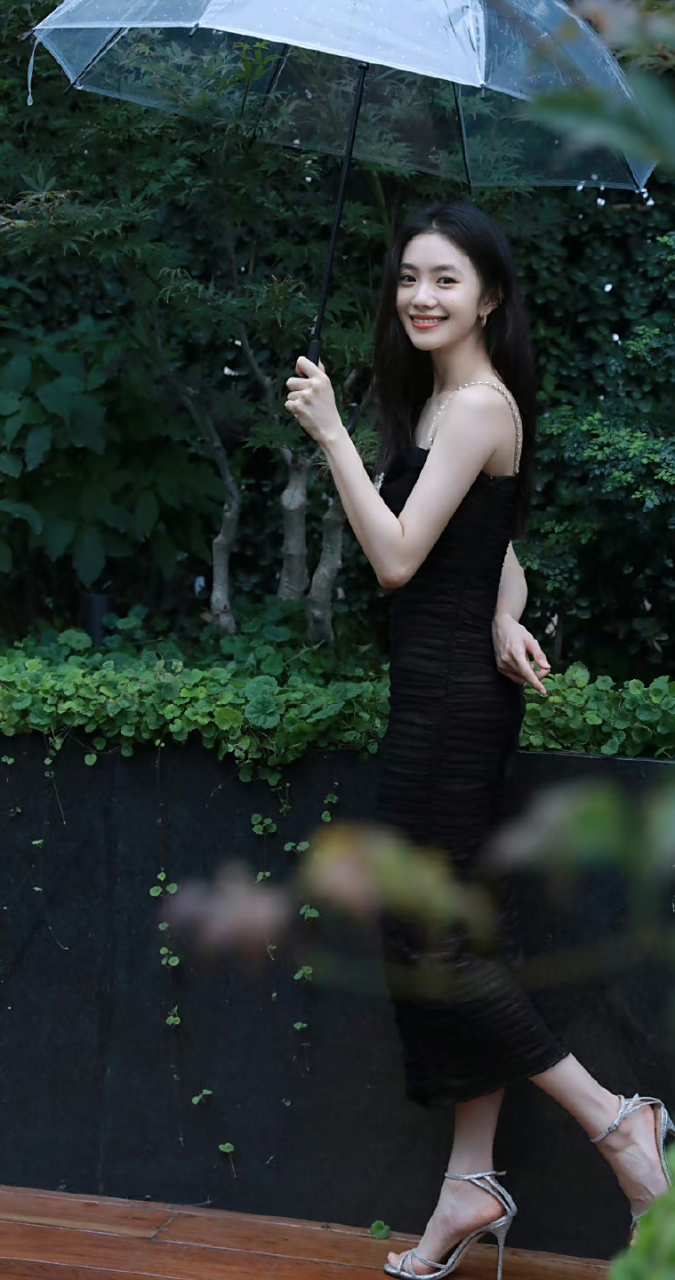 明星# #刘浩存#  刘浩存一袭黑色吊带长裙,优雅甜美.