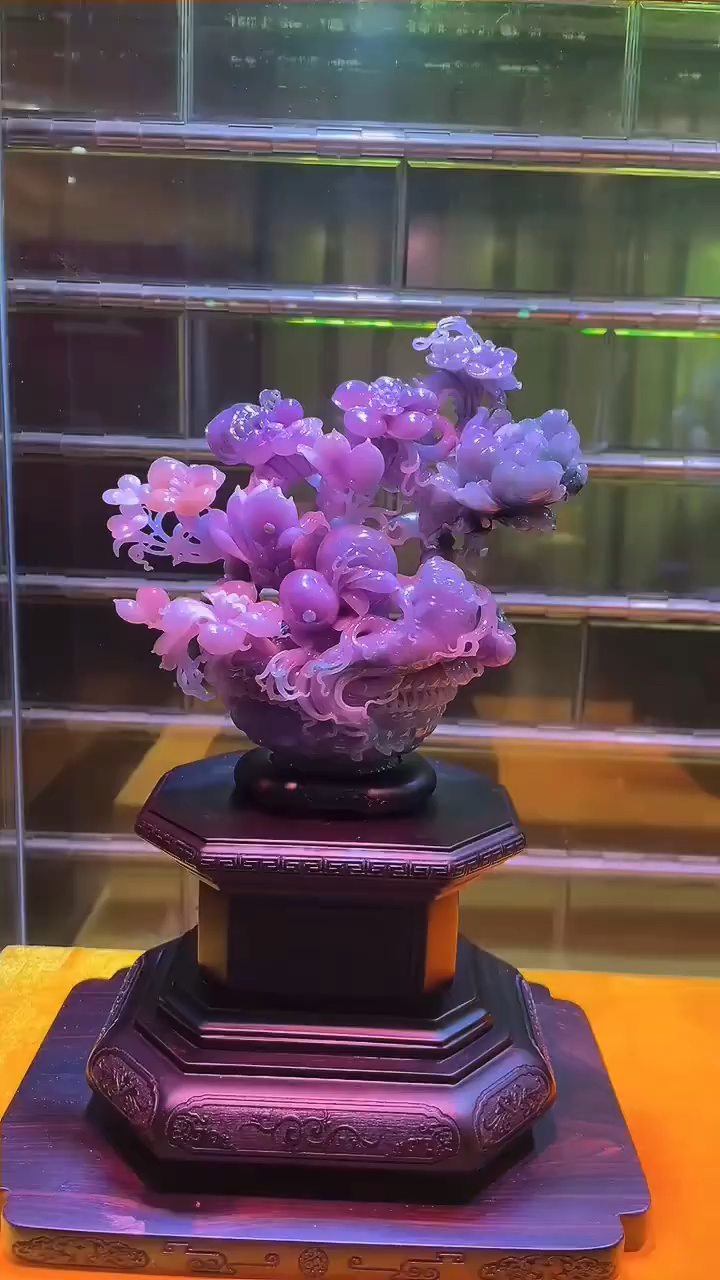紫罗兰的翡翠摆件,雕工精美!-度小视