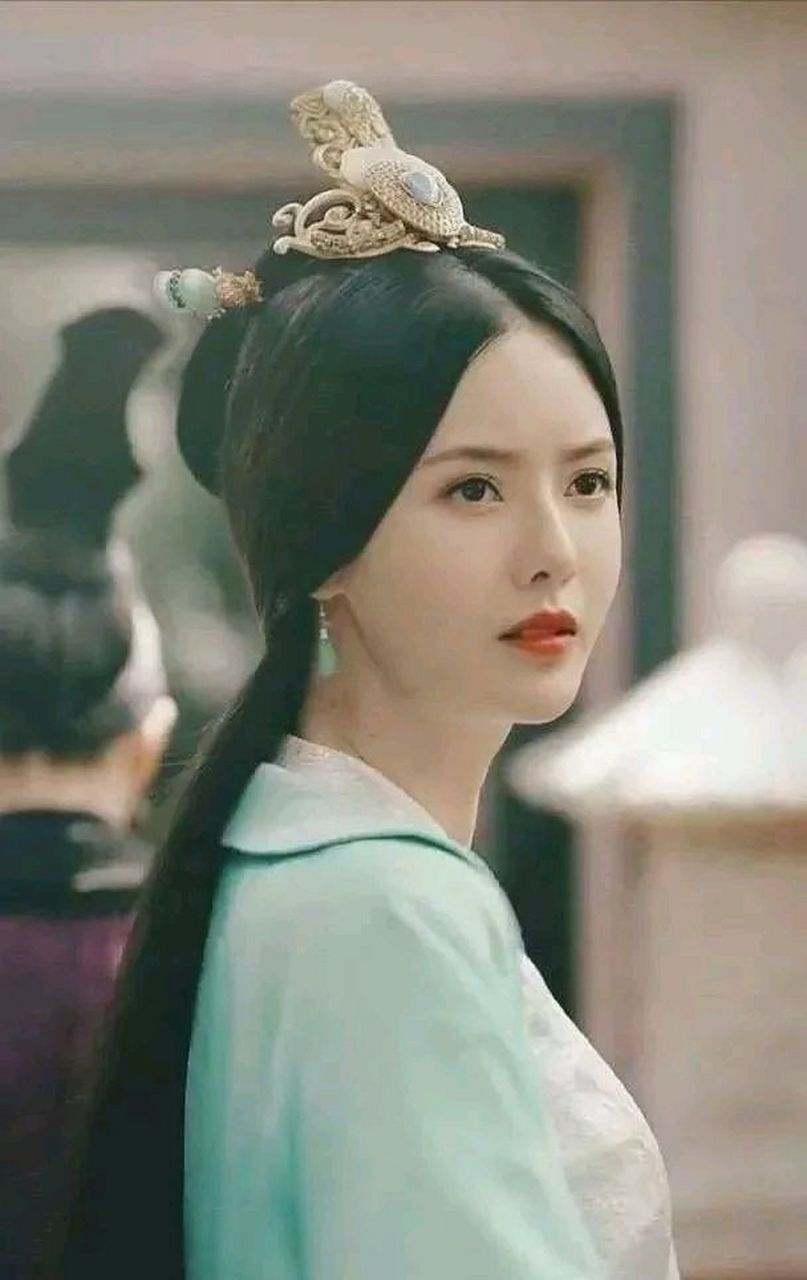 电视剧长月烬明# #张芷溪# 第一次见张芷溪是在陈晓,严屹宽主演的
