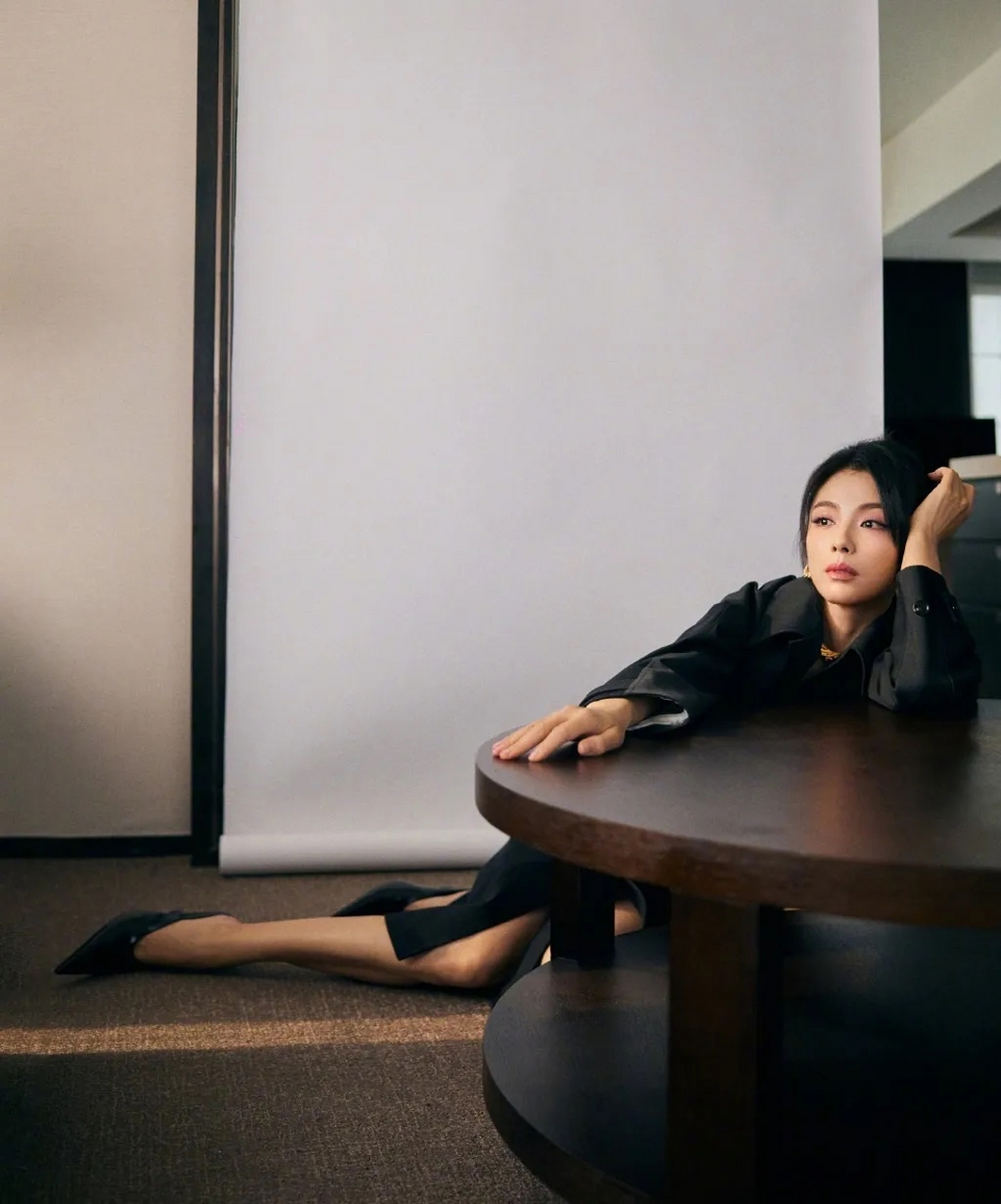 刘涛穿了一件黑色的衬衣裙,秀出了很好的身材比例,她脚踩黑色的尖头