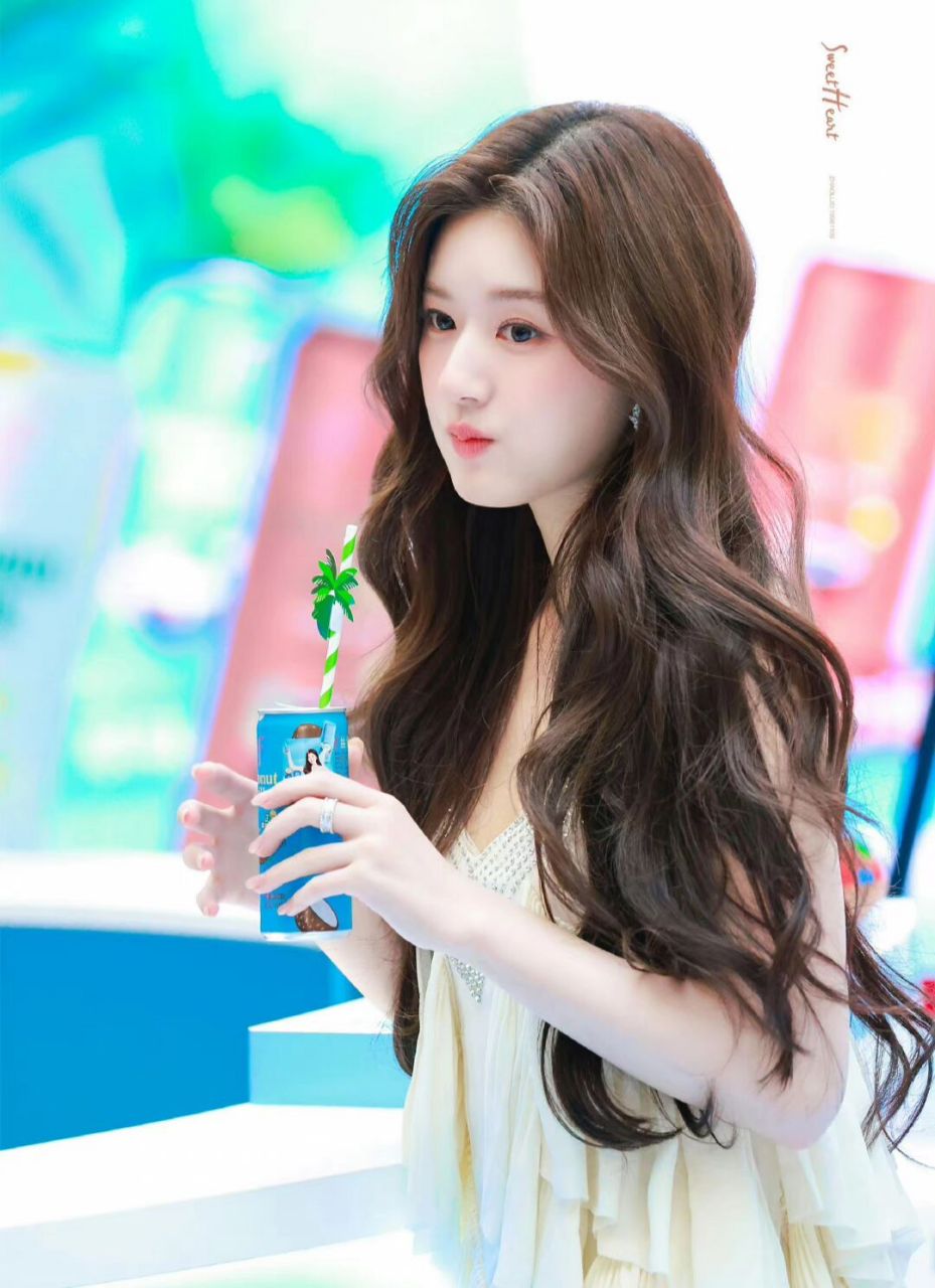 赵露思露腿,赵露思今日活动造型大片,白色吊带纱裙长卷发搭配珍珠耳饰